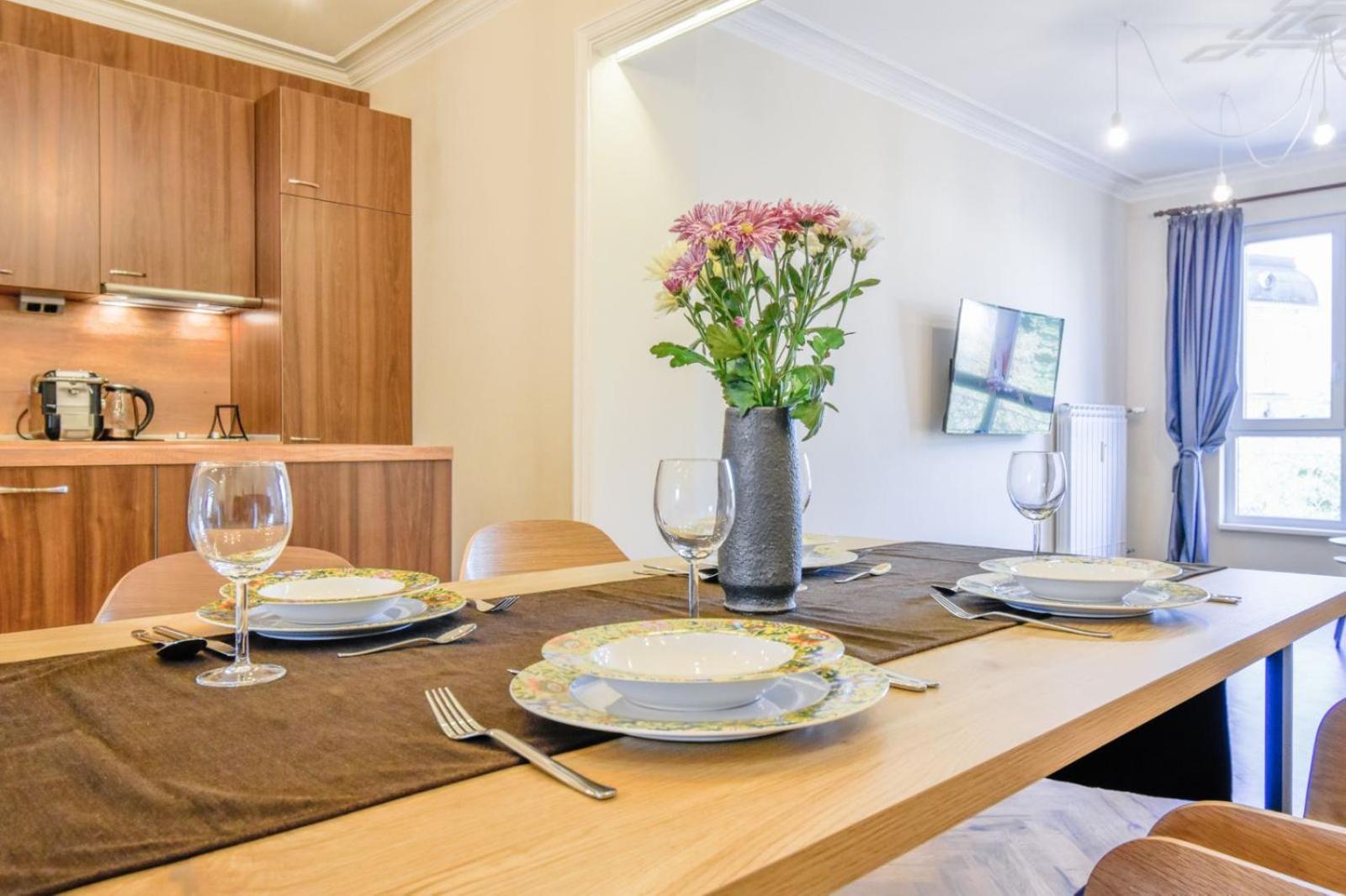 Stunning 2bdr On Historic Location In Center Διαμέρισμα *